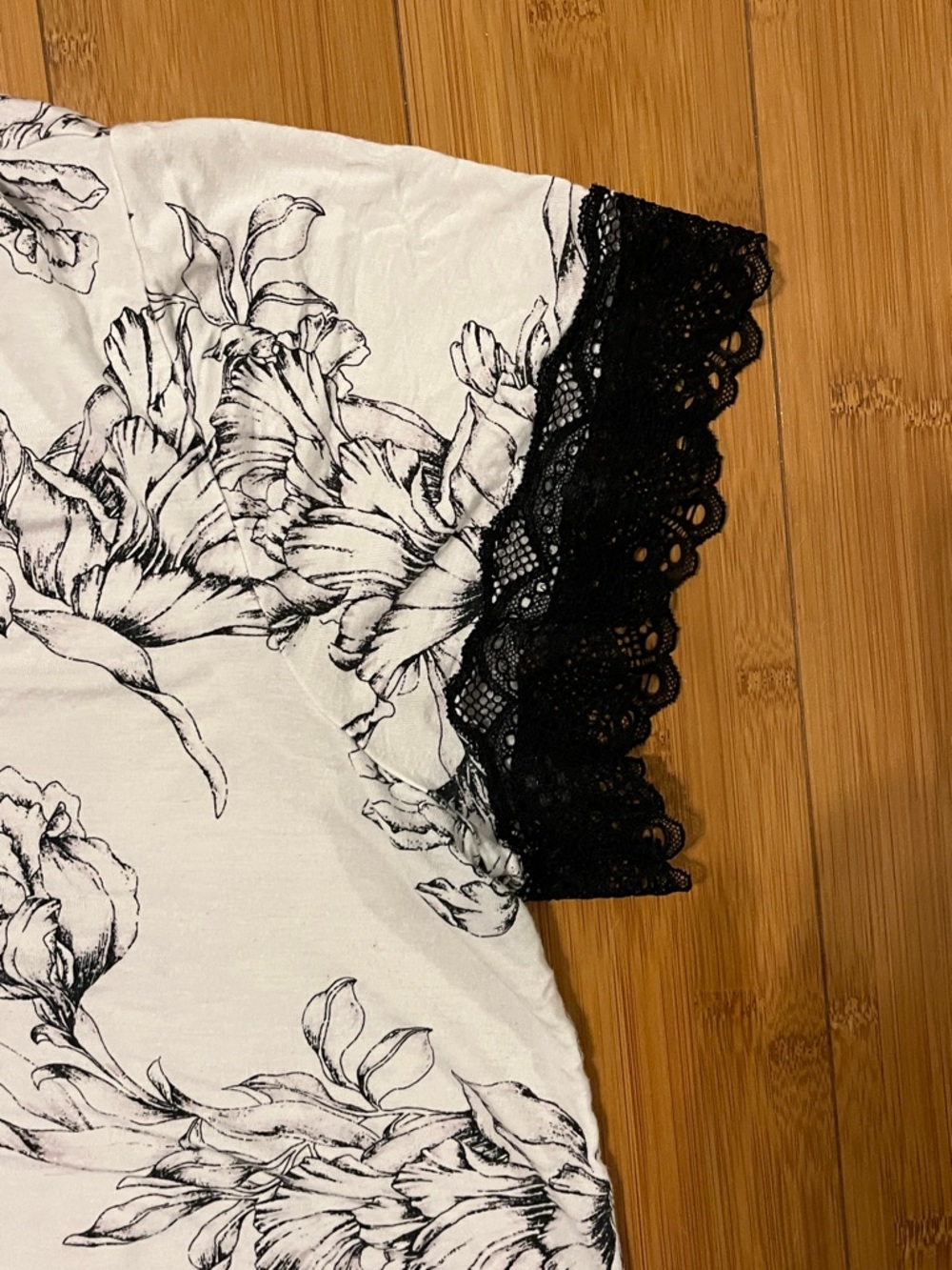 Soma cool nights White V-Neck Tee with Black Floral Print & Black Lace large - Picture 4 of 8